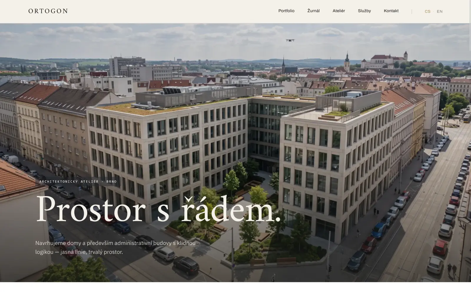 Hlavní stránka ukázkového architektonického webu. Obsahuje výrazný nadpis a a navigaci, která nechává návštěvníka porozhlédnout se samotného.